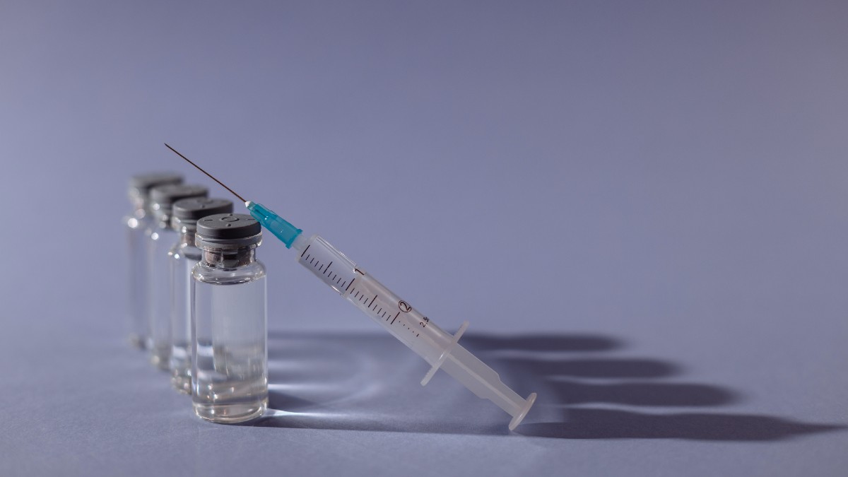 Gobierno deja fuera a las vacunas contra el Covid en compra de medicamentos