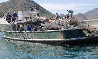 Logran rescatar el barco sardinero "Tatiana" hundido en Puerto San Carlos