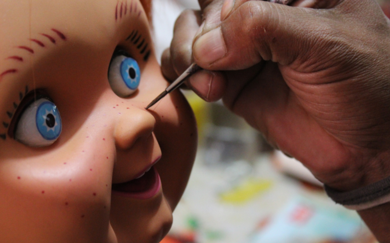 La empresa Paraíso del Terror fabrica el muñeco Chucky que se exporta de Puebla a más de cinco países