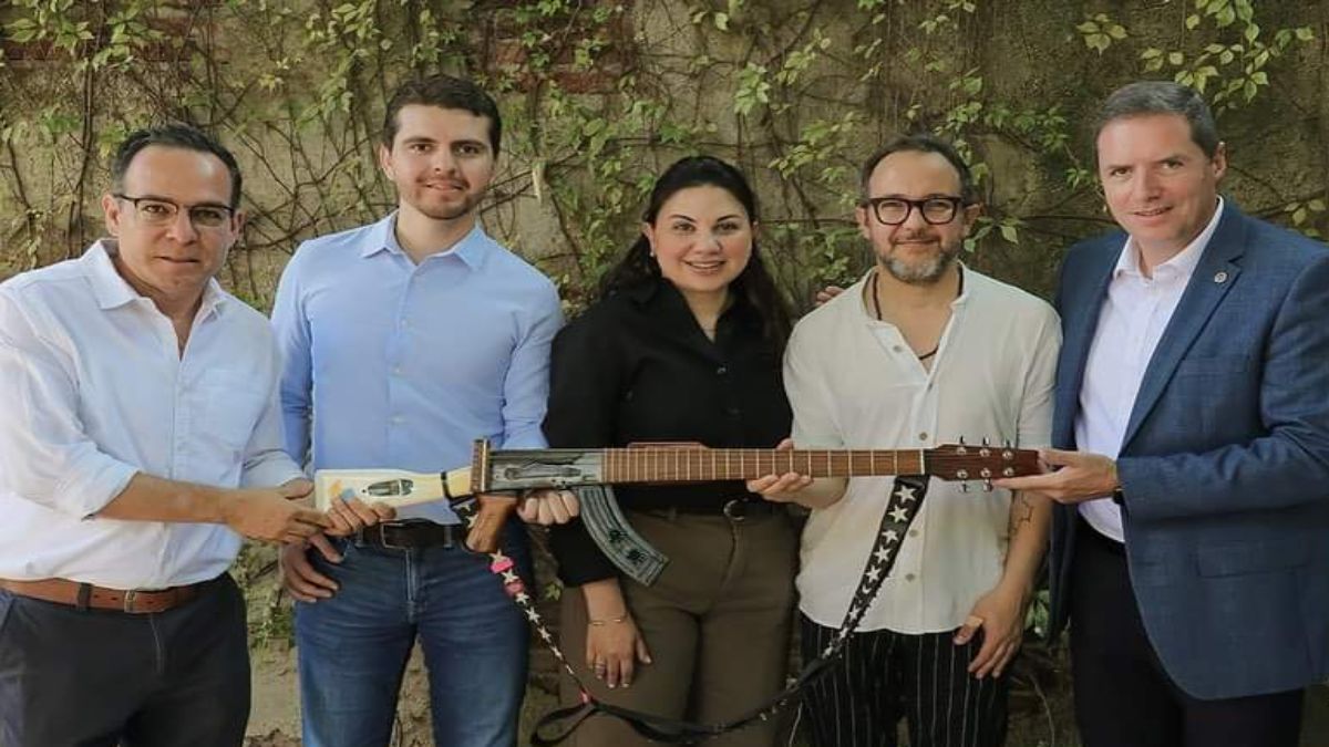 Con guitarra metralleta, promocionan cultura de la paz en Culiacán