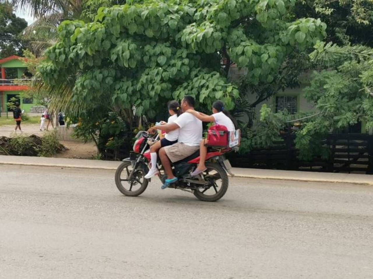 Del caballo a la motocicleta, la nueva forma de trasladarse que tienen habitantes del sur de Veracruz