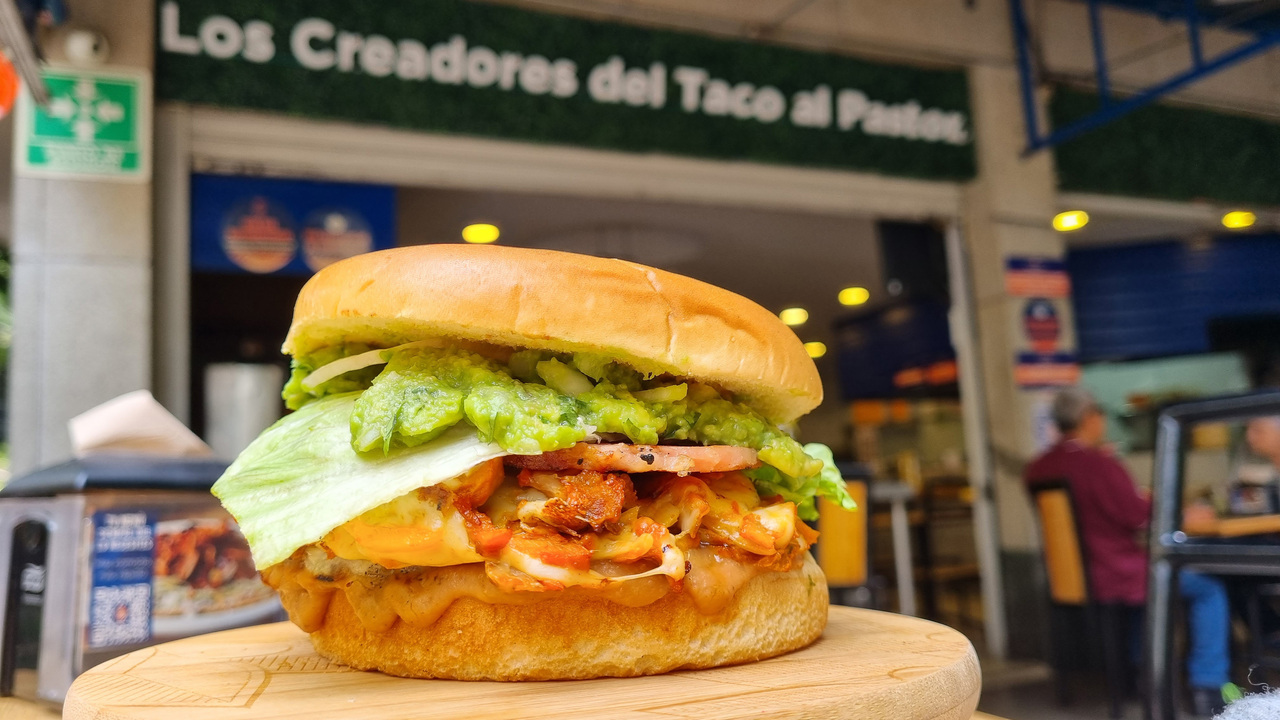 De los creadores del taco Al Pastor, llega la hamburguesa más mexicana