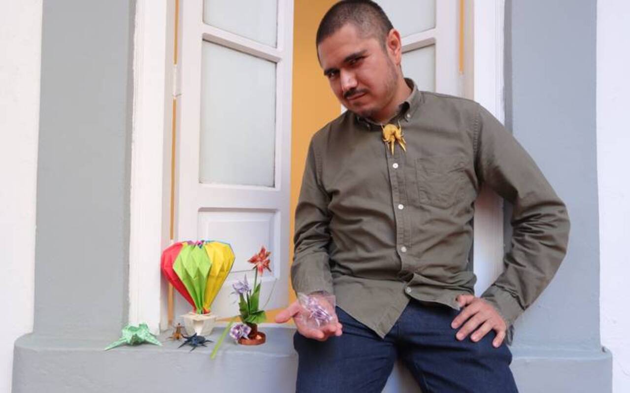 El artesano queretano del origami, Ricardo Sánchez, crea vida con un trozo de papel