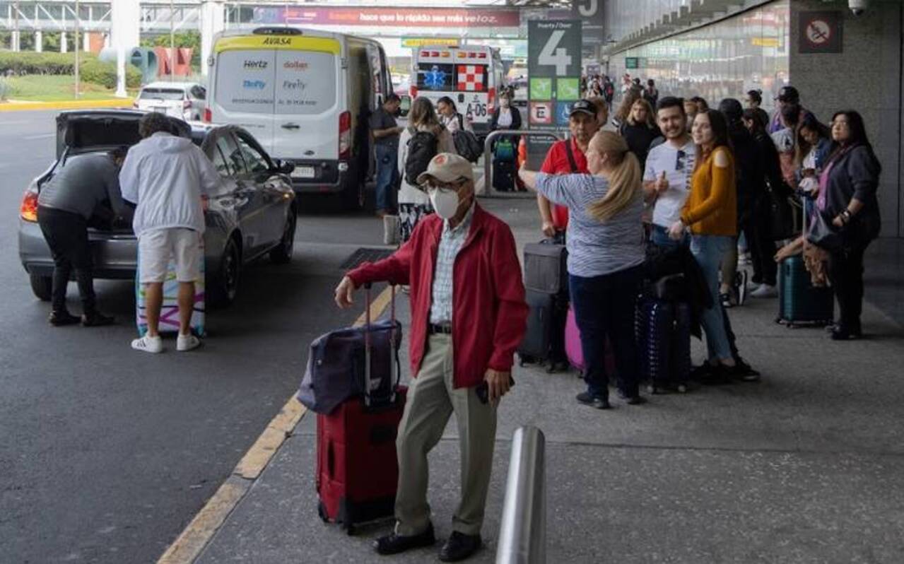 Los usuarios del aeropuerto de la Ciudad de México esperan casi una hora por un taxi