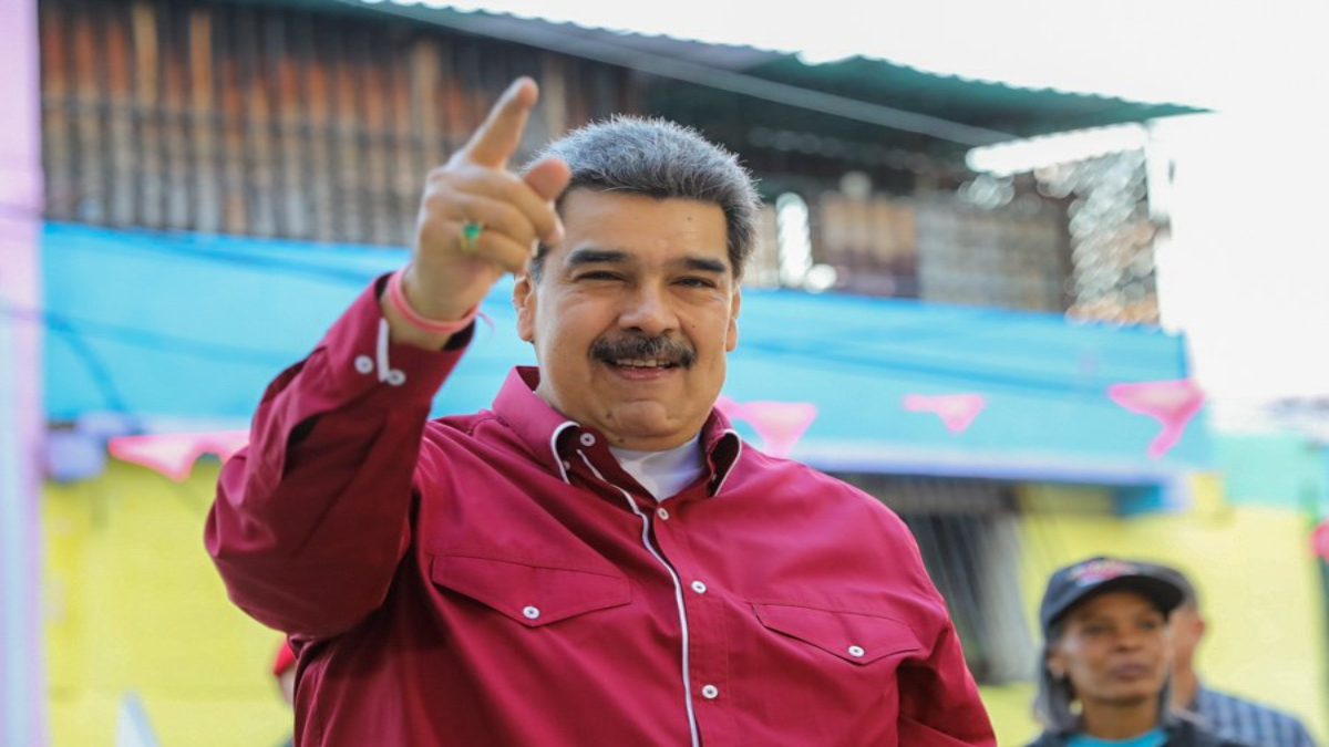 Nicolás Maduro fue cuidado por 20 escoltas con armas de fuego en la toma de protesta de AMLO