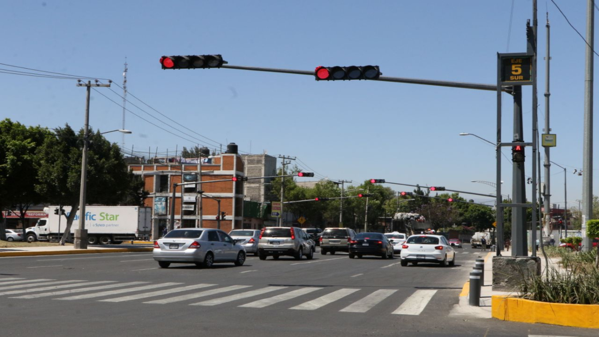 Semáforos al sur de la CDMX priorizan el paso de autos al de peatones