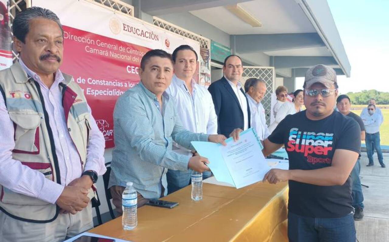 En Tamaulipas egresa la primera generación de traileros especializados en Operación de Autotransparte