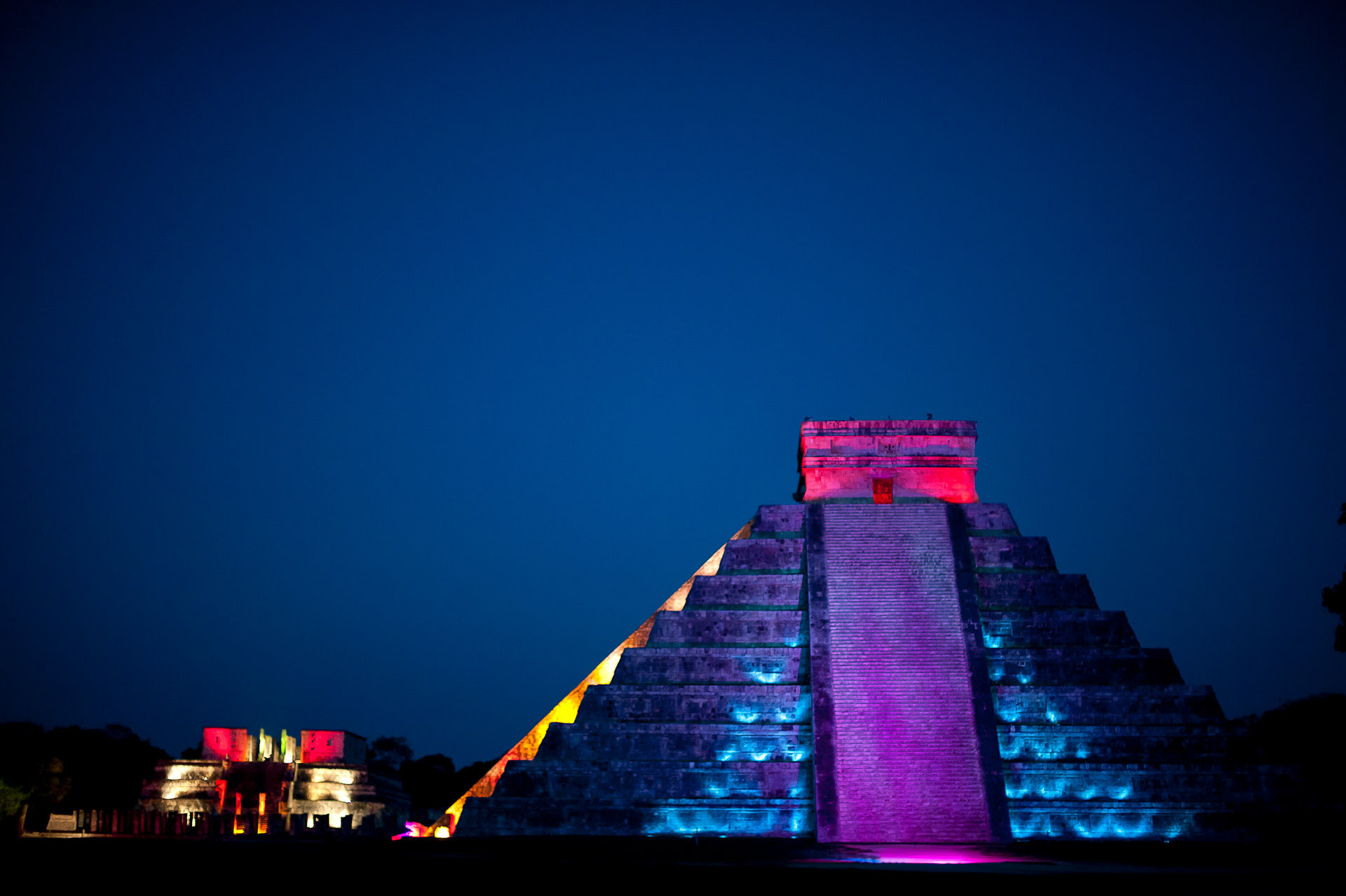 Así se vive el mundo maya de noche