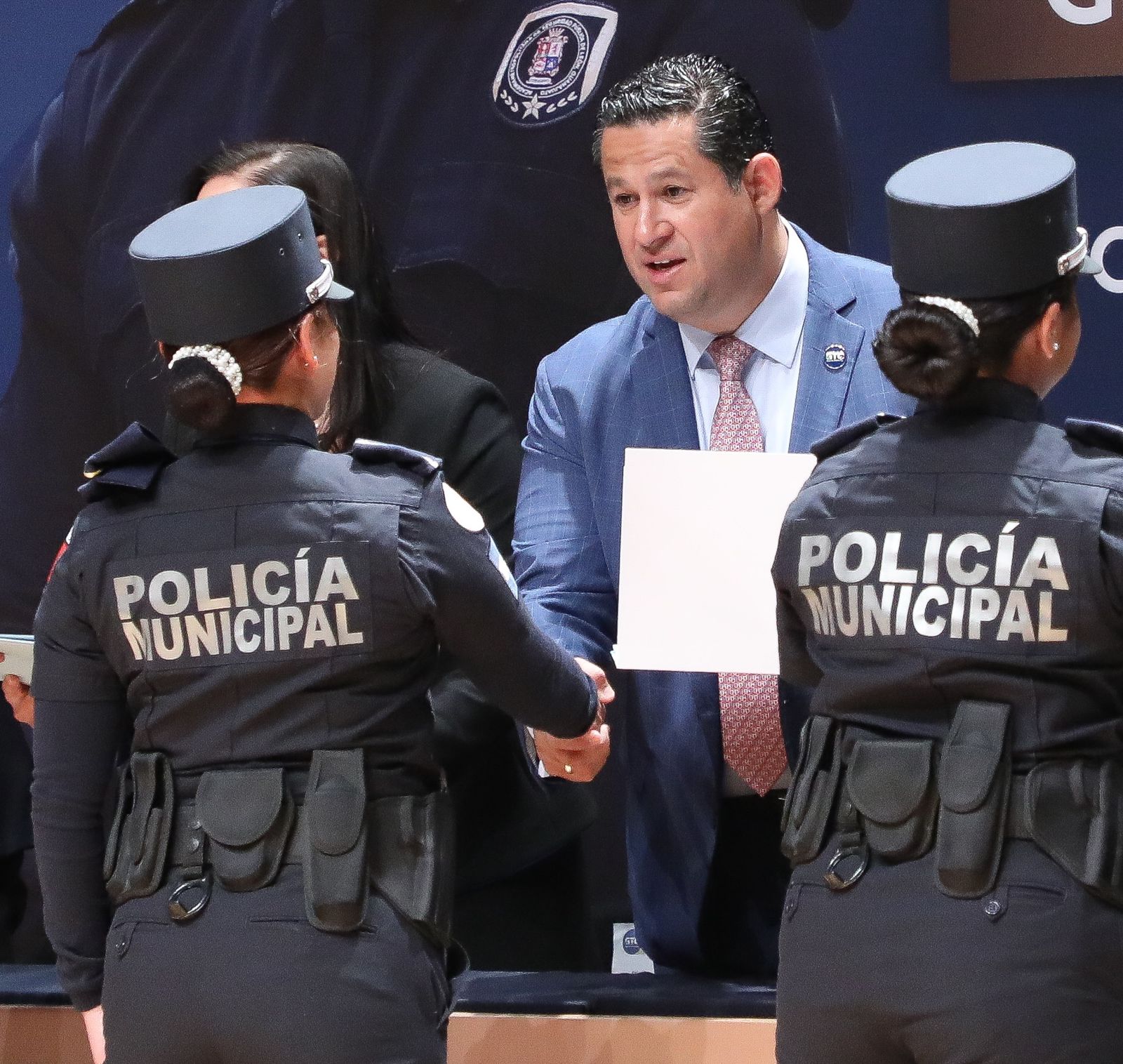 “El uniforme es un compromiso con la ciudadanía, no para sentirse superior”, dice Diego Sinhue Rodríguez a 39 nuevos policías