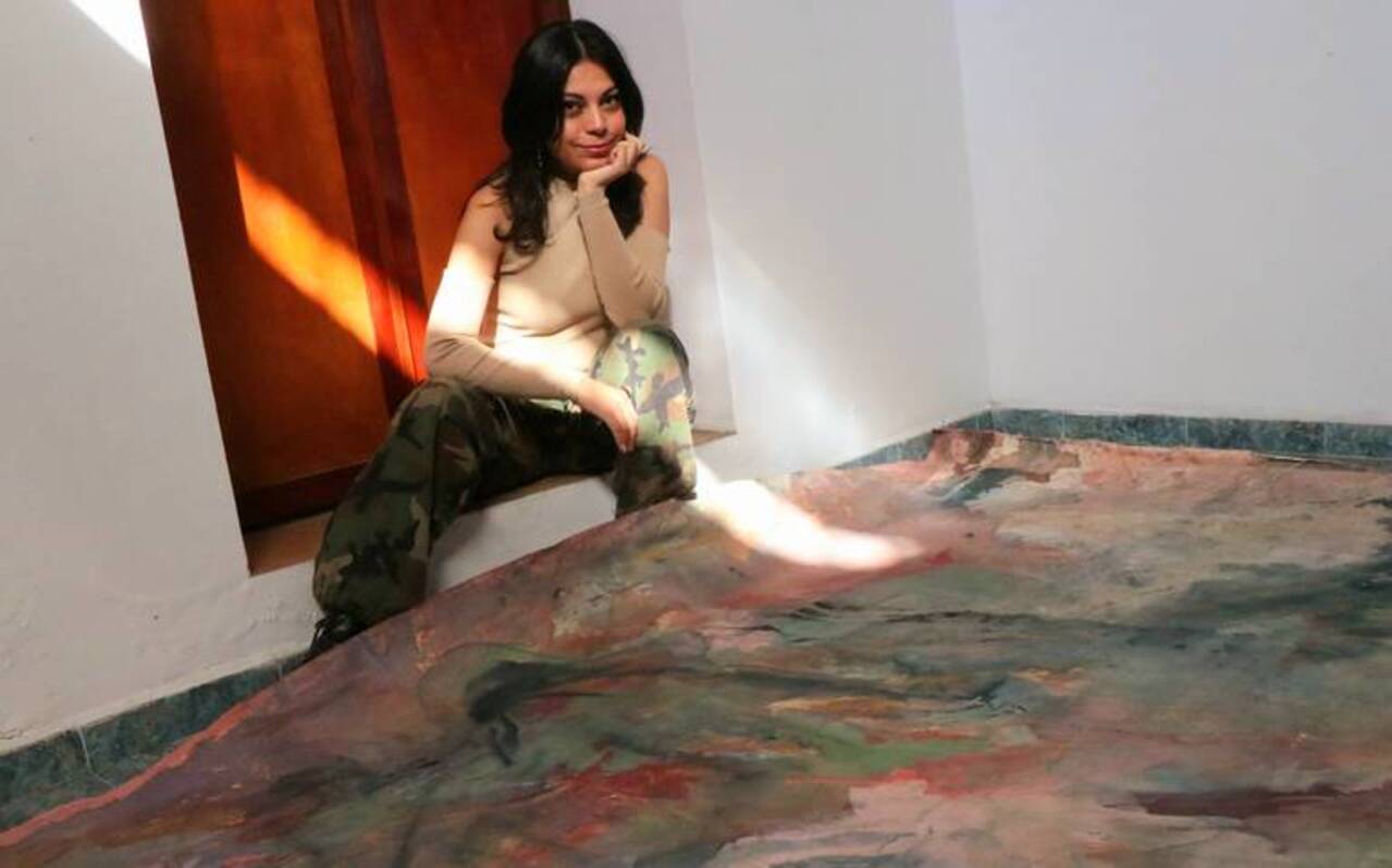 La pintora veracruzana Libertad Alcántara crea entre la exploración de materiales y lo tradicional