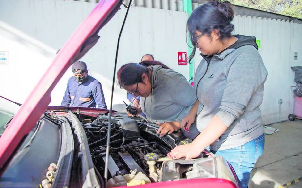 La Universidad Autónoma de Querétaro ofrece taller de mecánica automotriz para mujeres