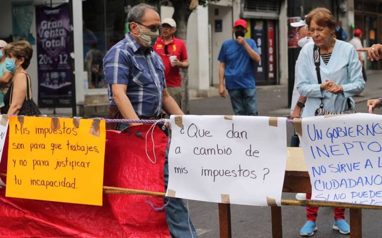 Habitantes de distintas zonas en Cuernavaca cierran avenidas en protesta por la falta de agua