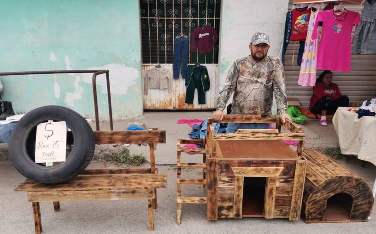 El carpintero veracruzano Daniel Alberto Amaro fabrica muebles rústicos con tarimas recicladas
