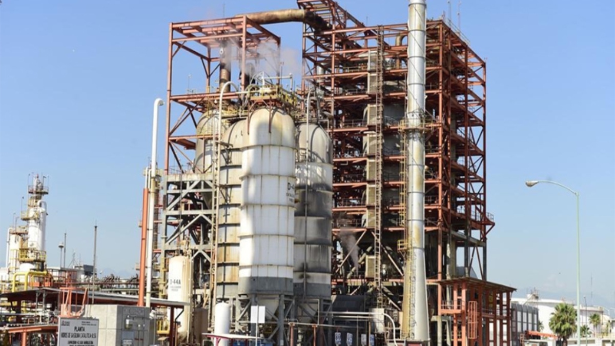 Gobierno de Nuevo León exhibe contaminación de refinería de Pemex en Cadereyta