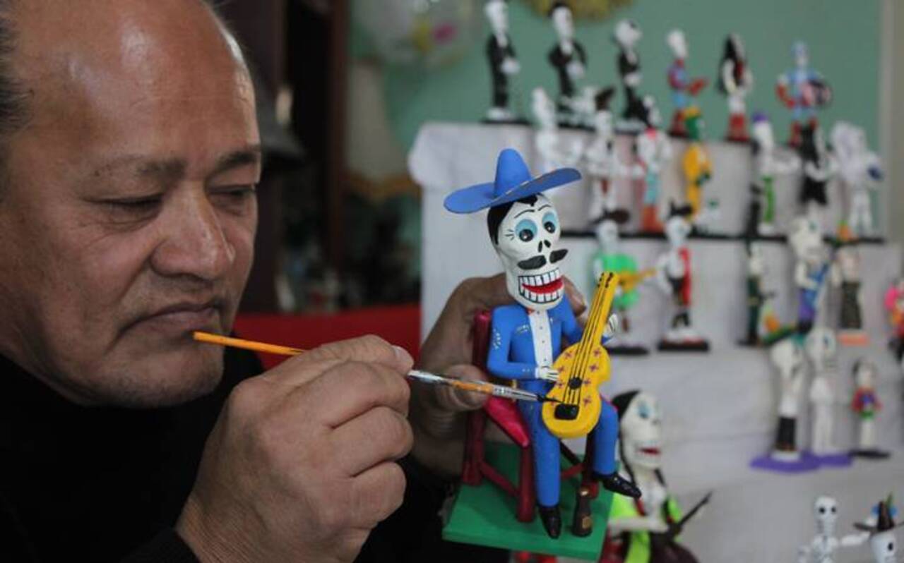 Las manos del poblano José Luis Muñoz hacen magia en sus figuras de barro