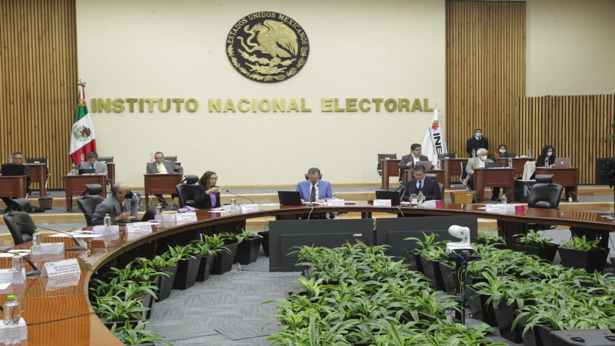 Lorenzo Córdova llama a los jóvenes a defender la democracia y el derecho a votar