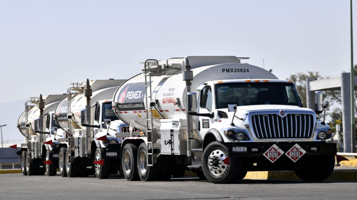 Pemex regala millones en gasolina a 13 estados y ametralladoras para la Sedena