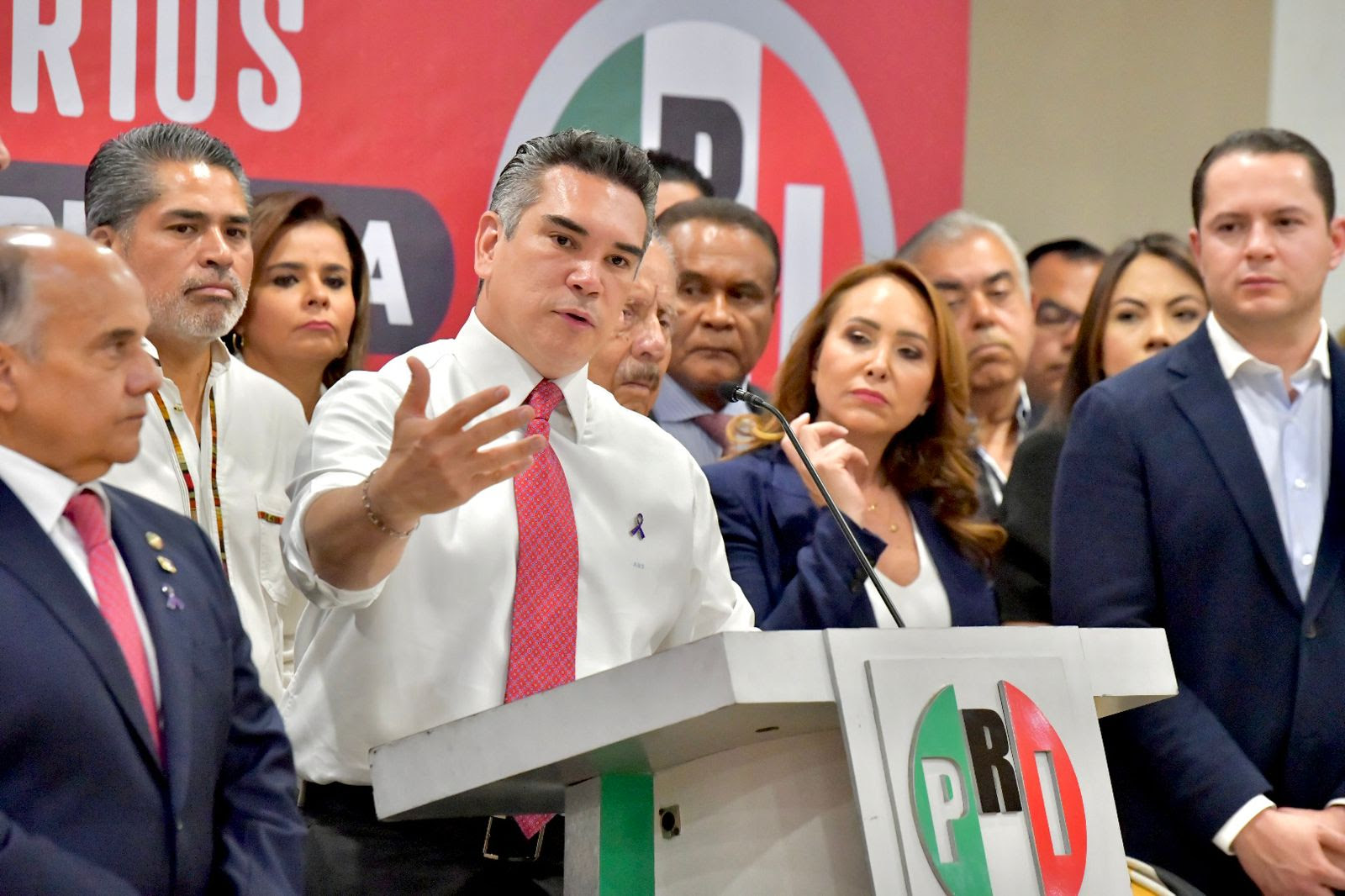 Movimiento Ciudadano cambió de naranja a guinda al bajar su candidaturas en Estado de México y Coahuila: Alejandro Moreno