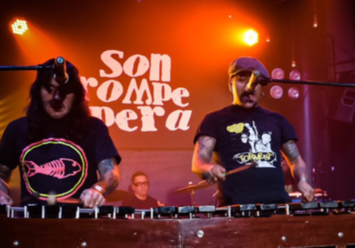 La banda de mexicana Son Rompe Pera fusiona la cumbia con el punk