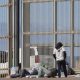 Hasta 250 migrantes han esperado a CBP entre los muros internacionales por Tijuana