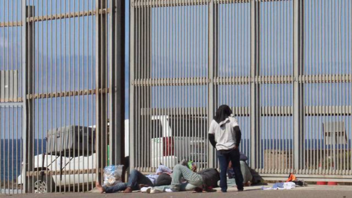Hasta 250 migrantes han esperado a CBP entre los muros internacionales por Tijuana