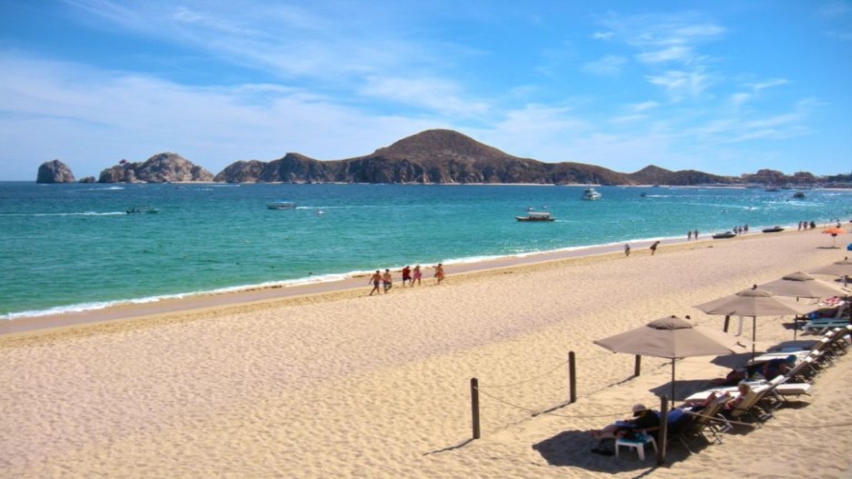 Autorizan a vendedores ambulantes en las playas de La Paz