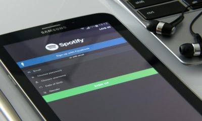 Usuarios detectan artistas falsos en playlist clave de Spotify