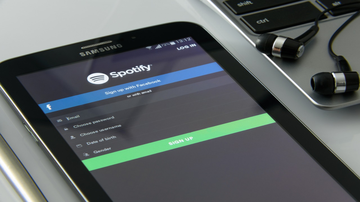 Usuarios detectan artistas falsos en playlist clave de Spotify