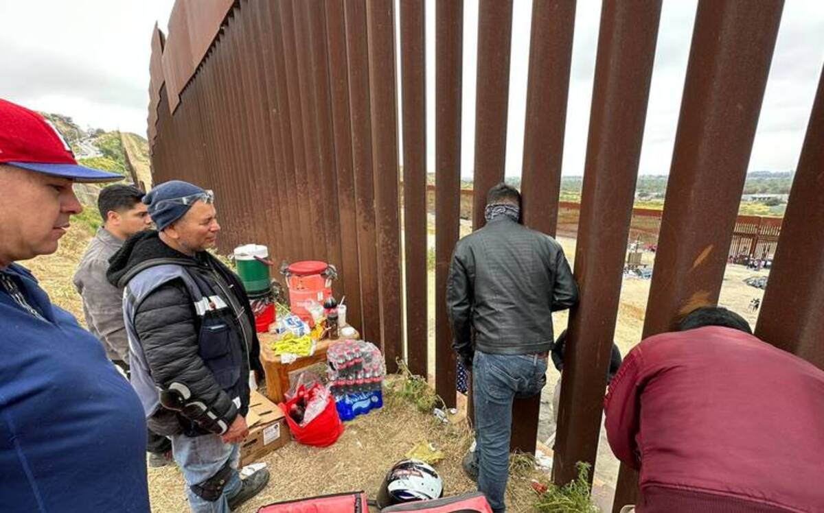 Los migrantes piden pollos asados mientras esperan cruzar la frontera a Estados Unidos