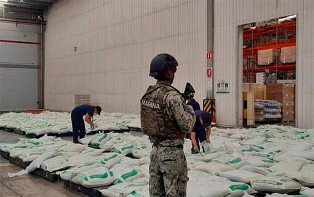 Militares aseguran costales de zeolita contaminados con cocaína en el puerto de Veracruz