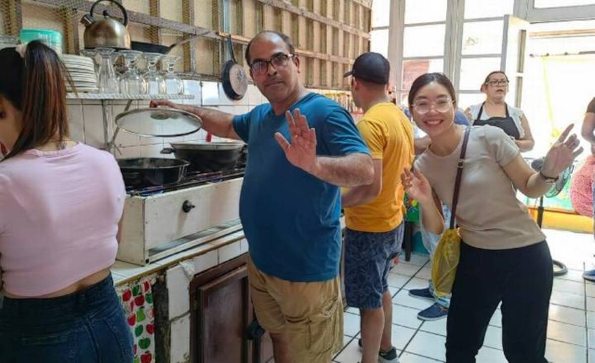 Turistas de cruceros rentan las cocinas del mercado de Mazatlán para preparar platillos de sus países