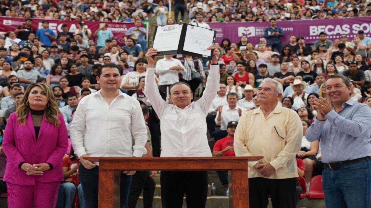 Alfonso Durazo declara las becas estudiantiles como un derecho constitucional en Sonora