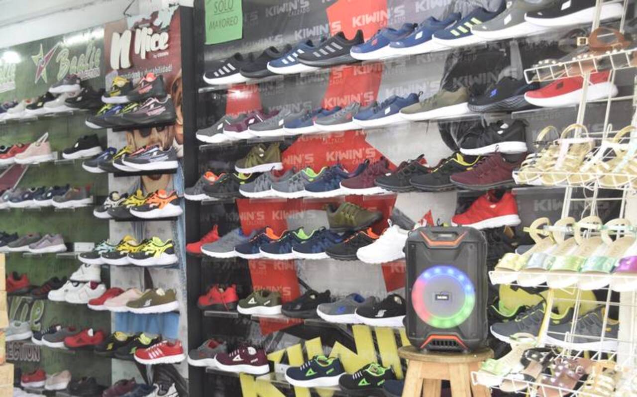 Venden zapatos “de marcas de lujo” baratos en la Zona Piel en León