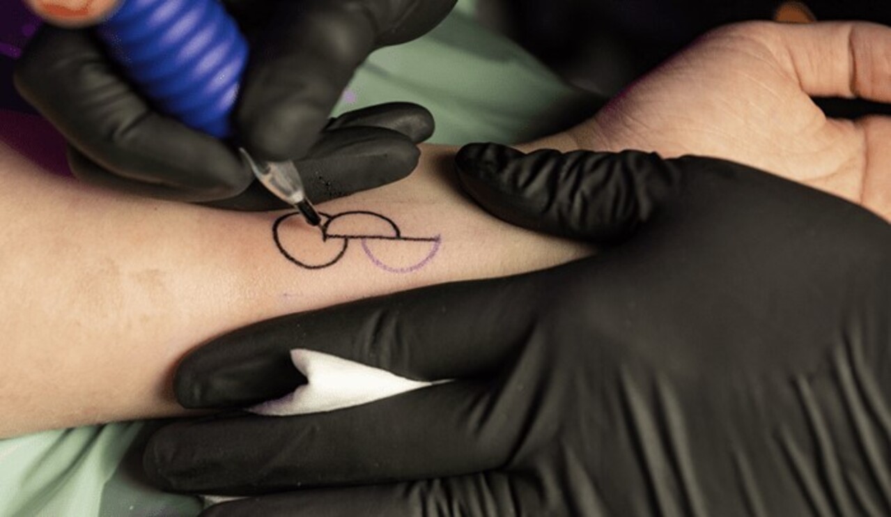 Más de 300 estudios de tatuaje en Alemania graban gratis símbolo de donante de órganos