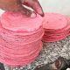 Acapulco se une a la fiebre de Barbie con tortillas color rosa