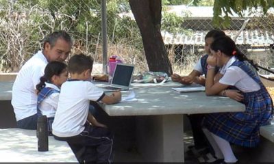 En Baja California Sur toman clase al aire libre por el calor