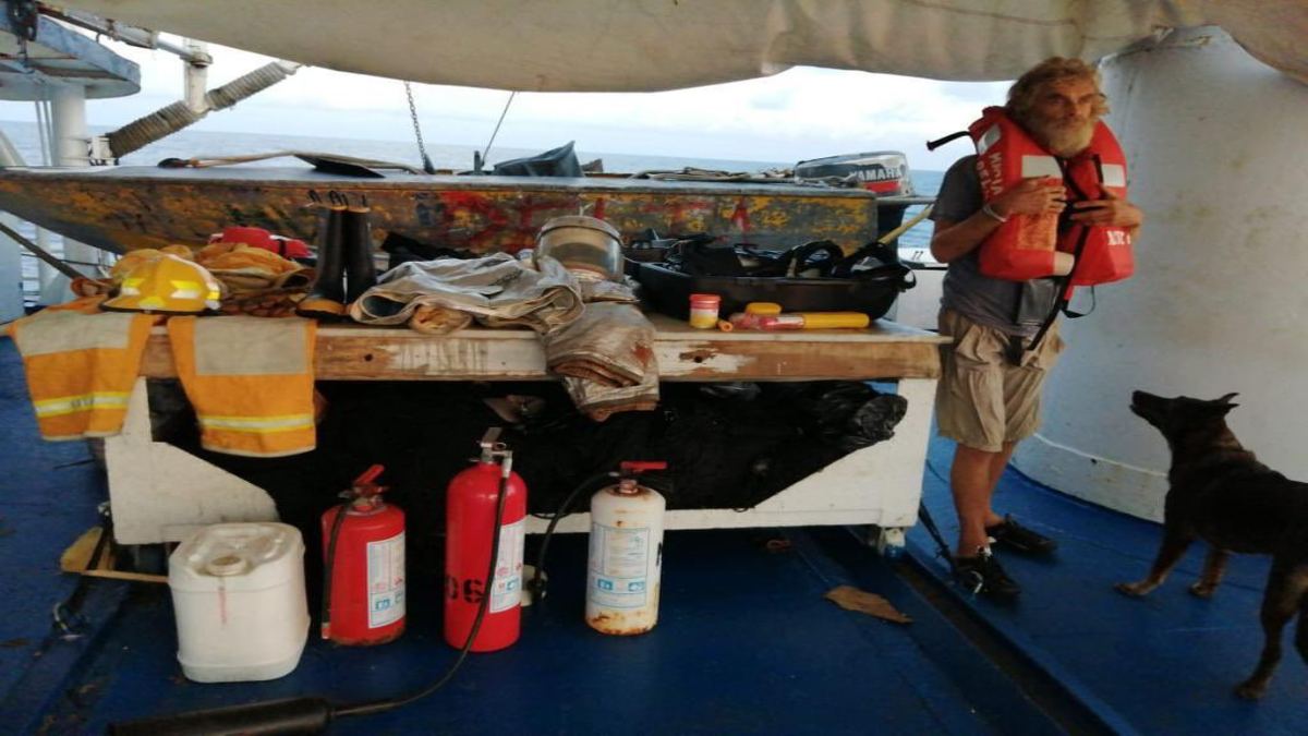 El buque atunero de Grupomar rescata en alta mar al náufrago australiano y su perrita Bella