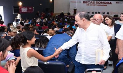 Alfonso Durazo entrega 10 mdp en becas para alumnos de primaria, secundaria y universidades públicas
