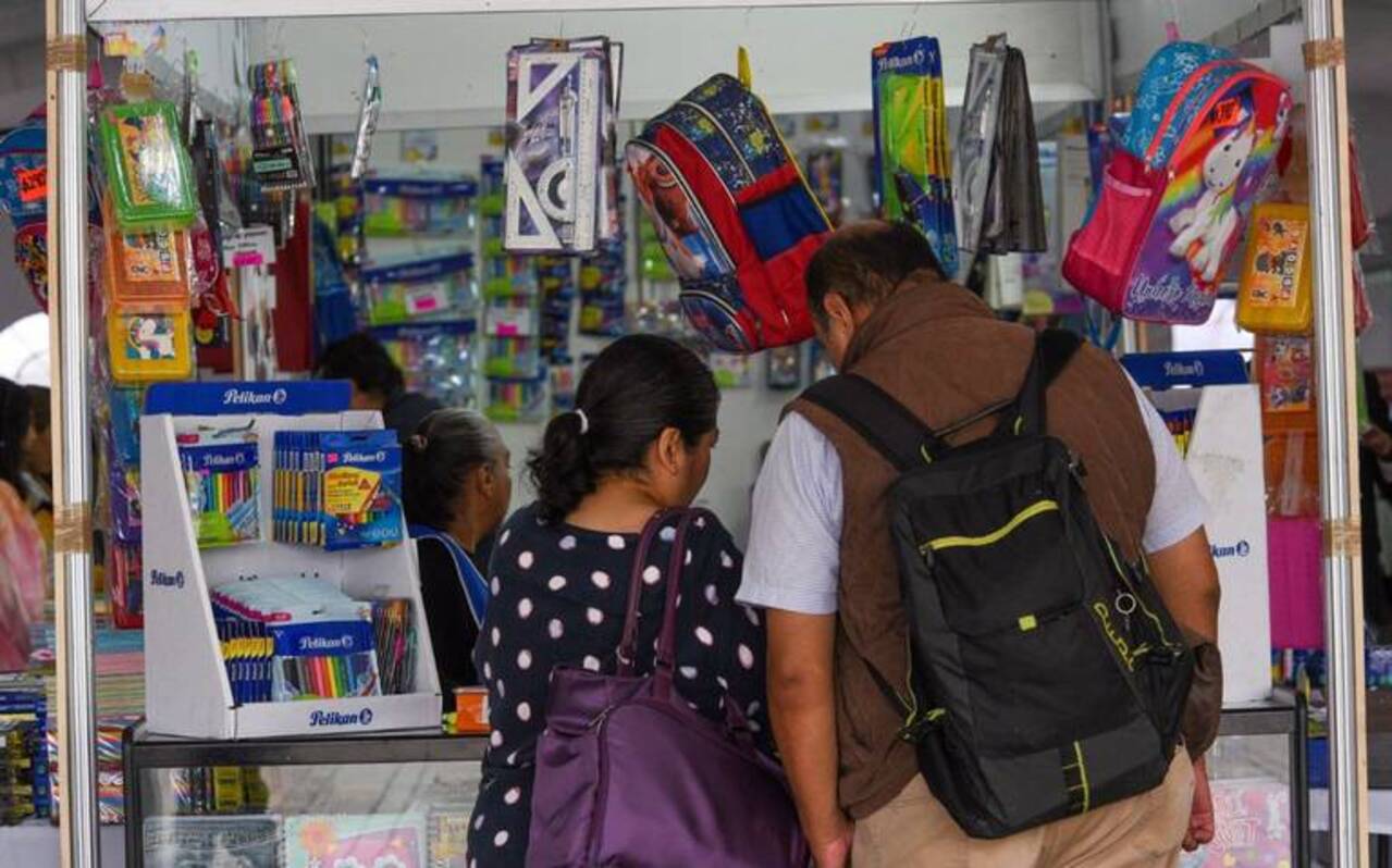 Los comerciantes de la Ciudad de México venderán 5 mil mdp de uniformes, útiles escolares y ropa por el regreso a clases