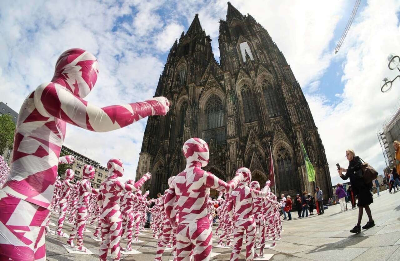El artista Josef Meseg coloca 333 pequeños muñecos frente a Catedral de Colonia en protesta por abusos de Iglesia