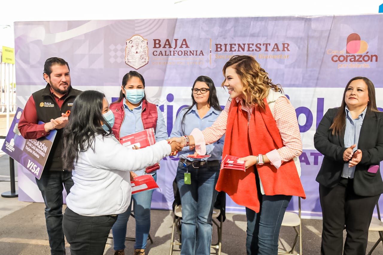Más de 205 mujeres jefas de familia cursan la preparatoria sin costo en Baja California