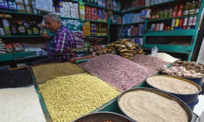 Ante alza de precios, mexicanos optan por comprar por kilo o granel