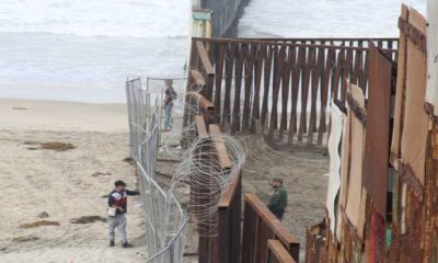 Migrantes aprovechan reparaciones en muro fronterizo en Tijuana para cruzar a EU