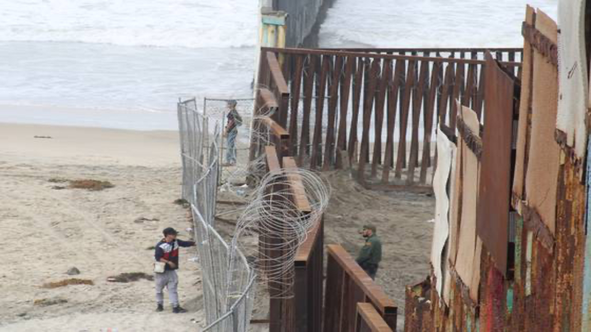 Migrantes aprovechan reparaciones en muro fronterizo en Tijuana para cruzar a EU