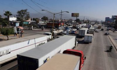 Regresa el caos vehicular por largas filas de camiones de carga en aduana de Otay (Tijuana)