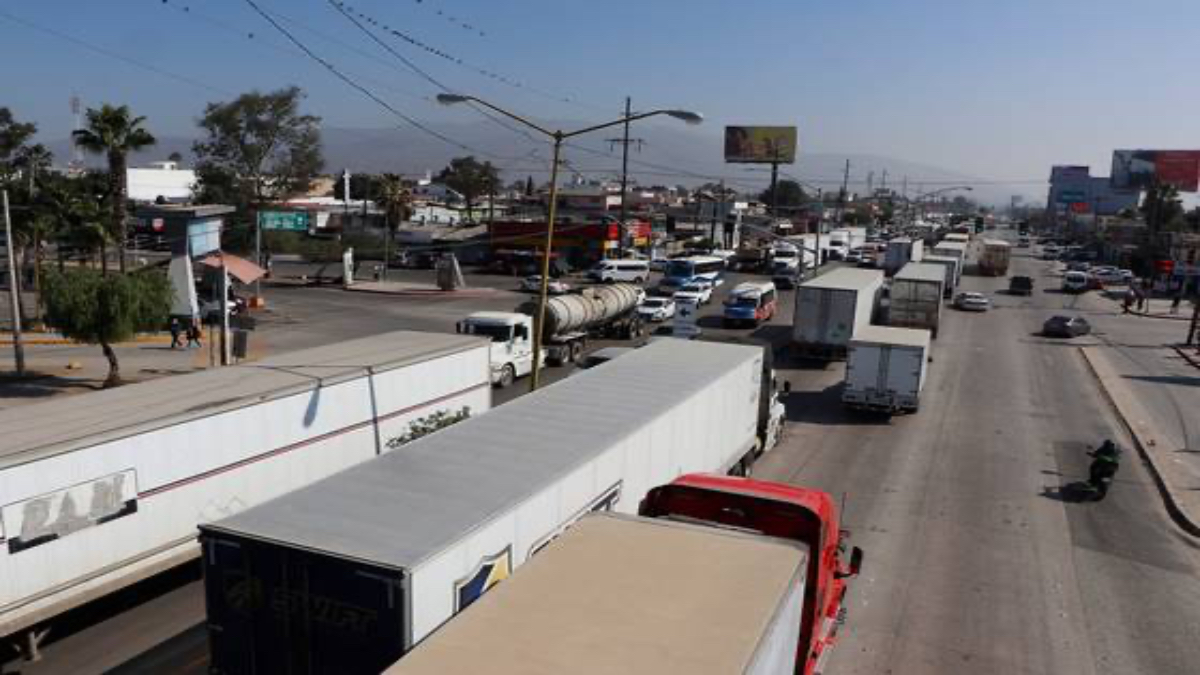 Regresa el caos vehicular en aduana de Otay (Tijuana) por largas filas de camiones de carga