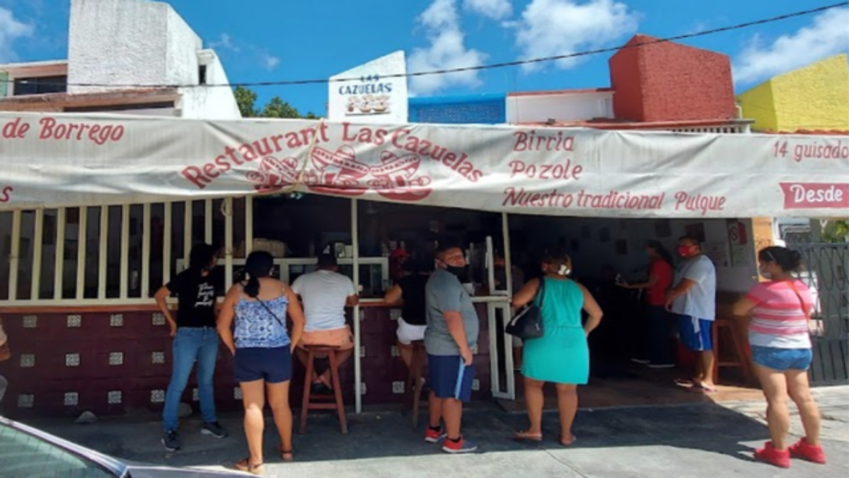 Comensales y empleados en restaurante de Cancún golpean y someten a cobradores de “piso”