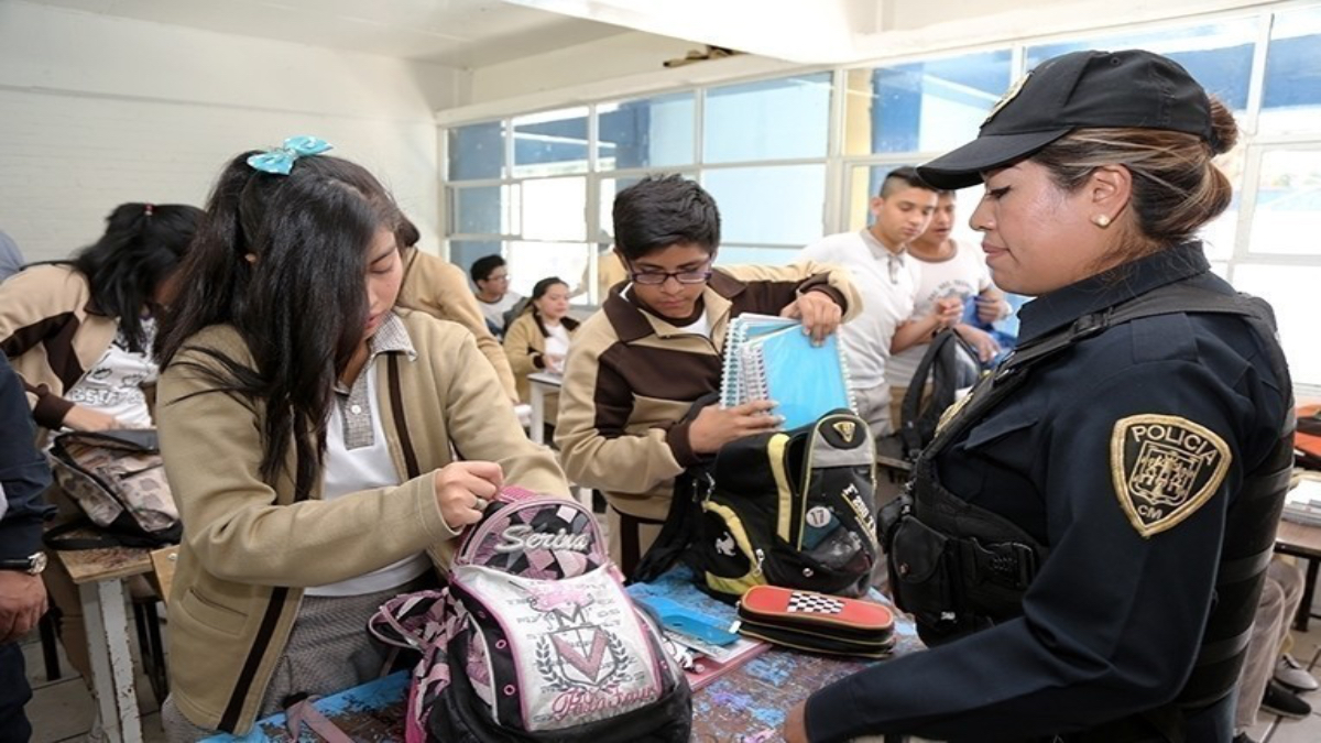 Más de 3 mil escuelas de CDMX revisarán mochilas en busca de armas y droga