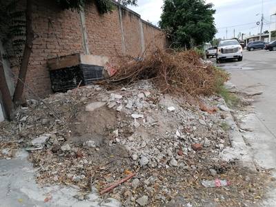 Por falta de capacidad, tiran escombros en la vía pública y baldíos de Mazatlán