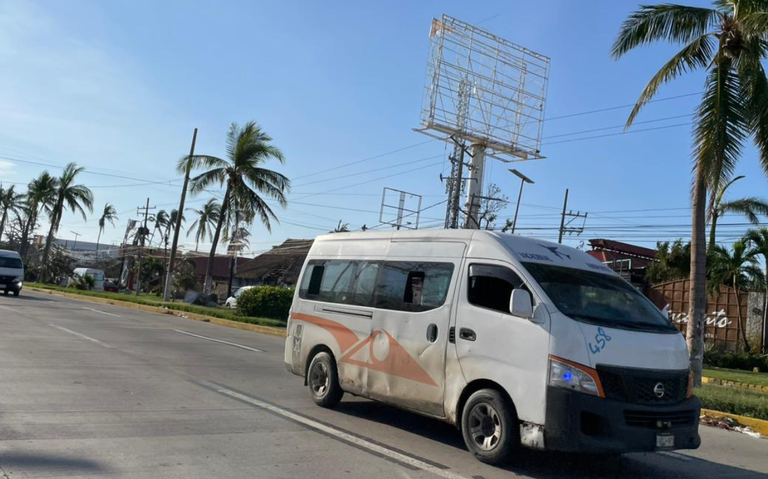 Pese a tragedia de Otis, transporte público en Acapulco se restablece poco a poco